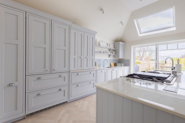 Hamptons-Style Kitchen – Coastal Elegance at Its Finest